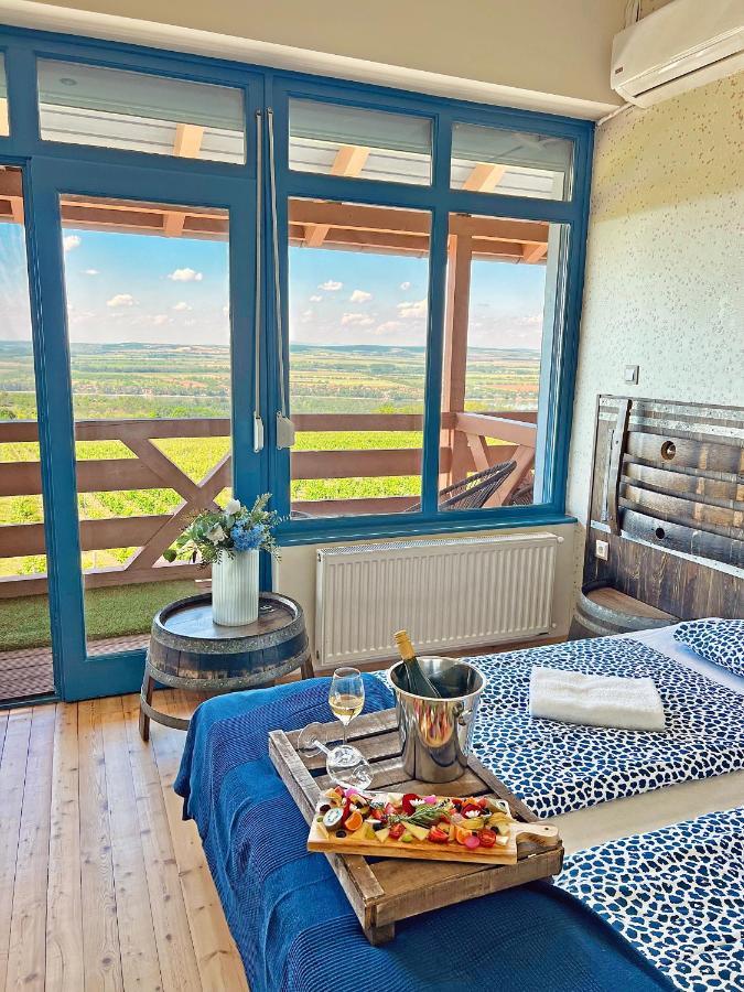Hilltop Borbirtok&Étterem Hotell Neszmély Eksteriør bilde